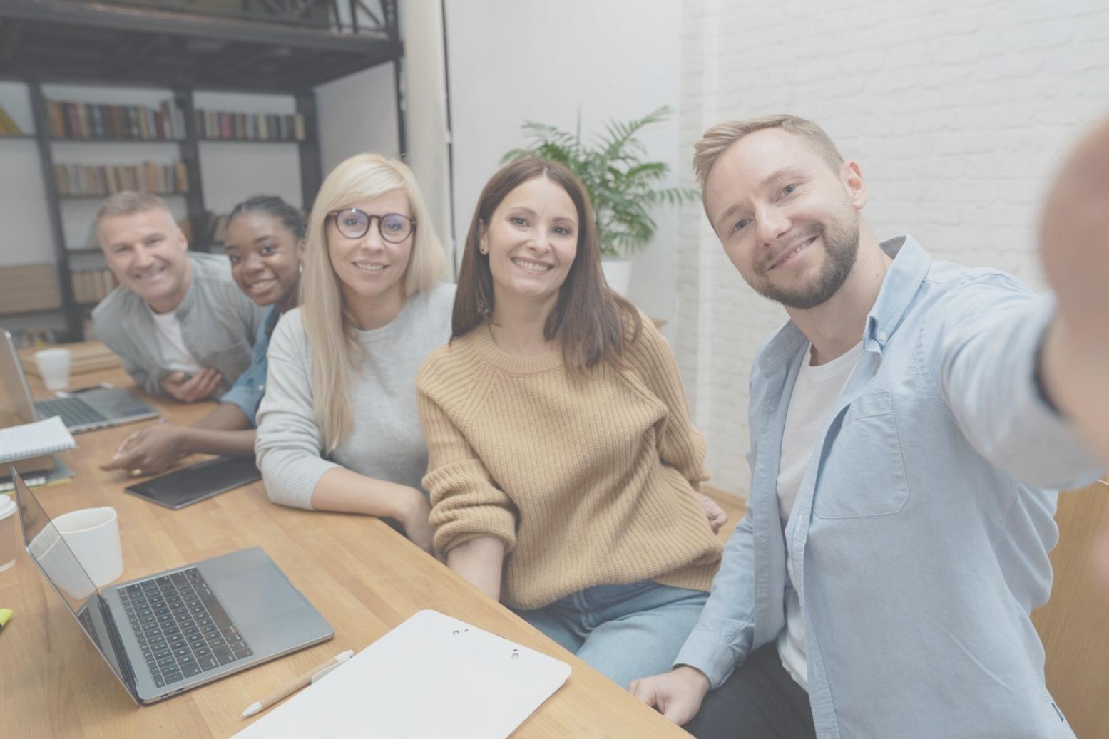 Salle de formation moderne avec écrans interactifs et participants suivant une présentation financière